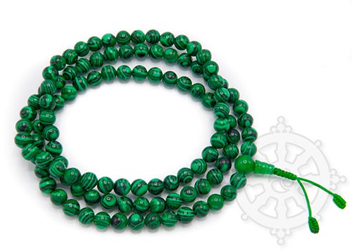 Le mala est le rosaire bouddhiste. Attribut des divinités, il est aussi l’objet usuel que les pratiquants utilisent pour réciter des mantras. Il sert de support tactile, en même temps qui permet de compter les mantras si l’on s’est fixé d’en répéter un nombre défini.